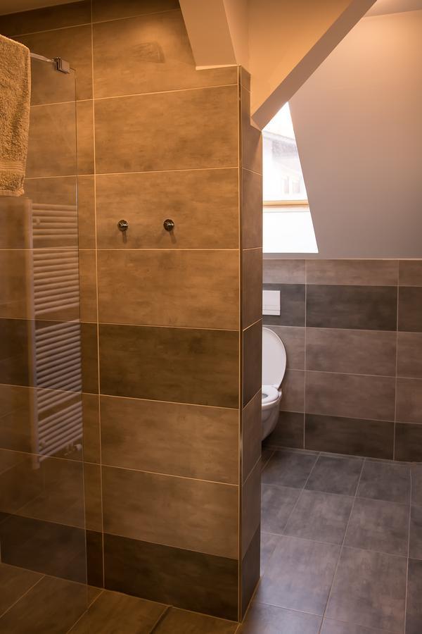 סלבוניצה Hotel Hubert מראה חיצוני תמונה
