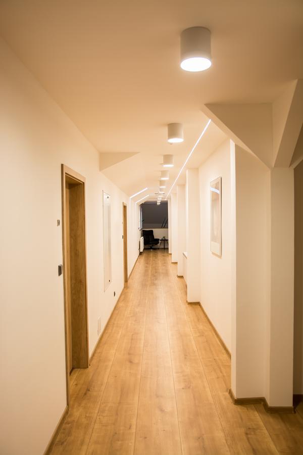 סלבוניצה Hotel Hubert מראה חיצוני תמונה