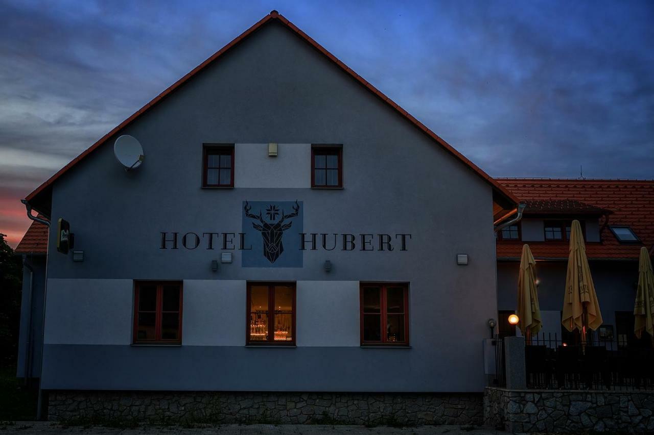 סלבוניצה Hotel Hubert מראה חיצוני תמונה